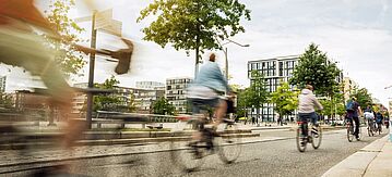 Gruppe von Radfahrerinnen und Radfahrern in der Stadt
