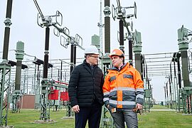 Carsten Schneider mit einem Mitarbeiter beim 50Hertz Umspannwerk Neuenhagen