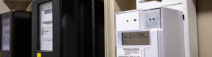 Verschiedene Drehstromzähler in einem Schaltschrank 