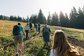 Carsten Schneider mit einer Gruppe geht hoch in die Bergen in Karpaten in Rumänien