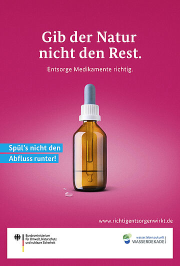 Braunglasflasche mit Pipette auf pinkfarbenenm Untergrund: Gib der Natur nicht den Rest. Entsorge Medikamente richtig. Spül's nicht den Abfluss runter!