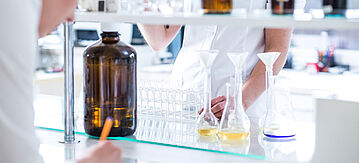 Tisch mit Laborproben in Glasbehältern