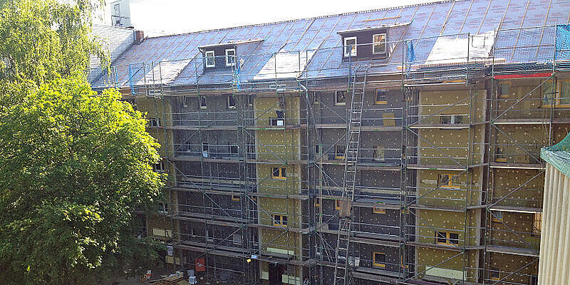Eingerüstetes Mehrfamilienhaus