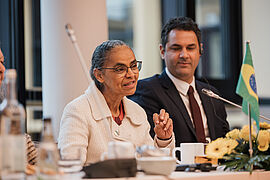 Brasiliens Umweltministerin Marina Silva hat das Wort am Diskussionstisch.