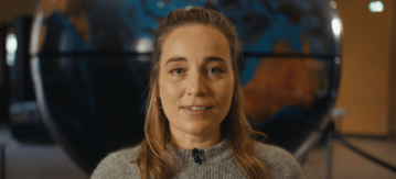 Moderatorin kündigt Video an