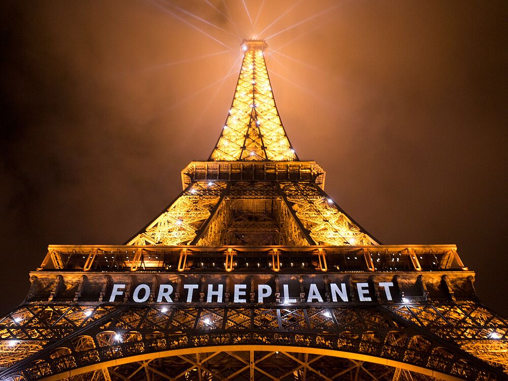 Eifelturm bei Nacht in goldener Beleuchtung