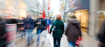 Einkaufsstraße mit Menschen