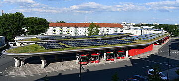 Solarpanele auf dem Dach eines Busbahnhofs