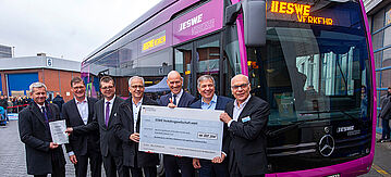 Das städtische Verkehrsunternehmen, die ESWE Verkehr, hat heute bei einer öffentlichen Präsentation der neuen Busse den symbolischen Förderscheck des Bundesumweltministeriums erhalten.