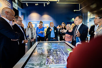 Markus Kamieth (l-r), Vorsitzender des Vorstandes von BASF, und Bundesumweltminister Carsten Schneider. Weitere Informationen siehe Bildunterschrift
