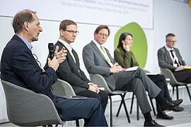 Dirk Messner bei der Podiumsdiskussion.