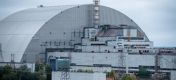 Blick auf den Bogen des zerstörten Reaktors in der Sperrzone von Tschernobyl