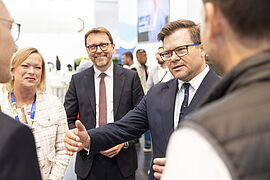 Carsten Schneider im Austausch mit Gästen der IFAT gemeinsam mit Dunja Kreiser, Mitglied des Deutschen Bundestages; Stefan Rummel, CEO Messe München GmbH;