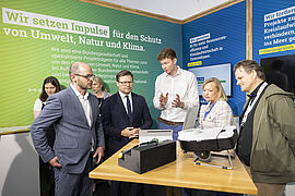 Carsten Schneider und Dunja Kreise, Mitglied des Deutschen Bundestages bei der IFAT