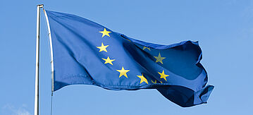 Blaue Fahne mit gelben Sternen