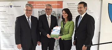 Parlamentarische Staatssekretärin im BMU, Rita Schwarzelühr-Sutter, im Kreis von Vertretern der Gemeinde Kronau 