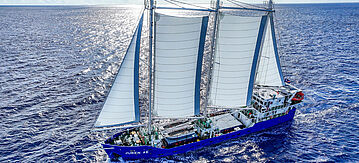 Das moderne Segelfrachtschiff SV Juren Ae auf hoher See.