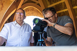 Carsten Schneider und Michael Succow bei der Moorbegehung