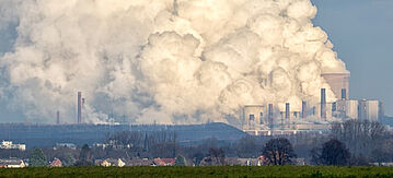 ein Kraftwerk mit großen Rauchwolken