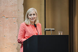 Nina Warken, Bundesministerin für Gesundheit hält eine Rede auf der Bühne 