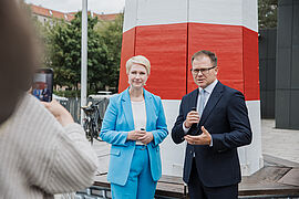 Carsten Schneider und Manuela Schwesig stehen draußen