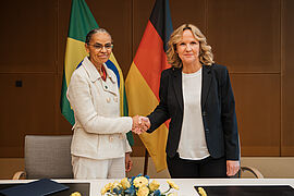 Steffi Lemke und Marina Silva geben sich die Hand. 