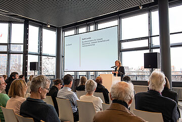 Bundesumweltministerin Steffi Lemke beim ersten Treffen des neuen Wahlgremiums in Fulda