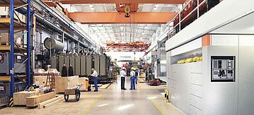 Innere einer Produktionshalle mit Arbeitern