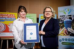 Svenja Schulze überreicht Zertifikat