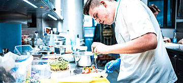 Koch bei der Zubereitung