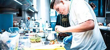 Koch bei der Zubereitung