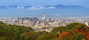 Stadtlandschaft von Kyoto mit Turm und Herbstbäumen in Japan