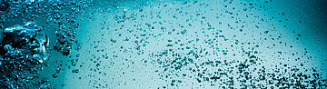 Viele Blasen im Wasser aus nächster Nähe, Wasserwelle mit Blasen
