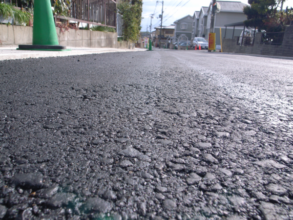 Nahaufnahme von einer frisch geteerten Straße. 