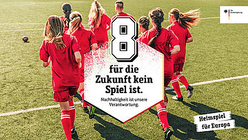 8 Mädchen in roten Trikots von hinten auf der Fußballfeld. Text: 8 für die Zukunft kein Spiel ist. Nachhaltigkeit ist unsere Verantwortung.