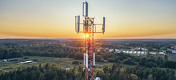Funkmast in der Natur im Sonnenuntergang