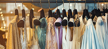 Kleiderstange mit bunten Kleidern