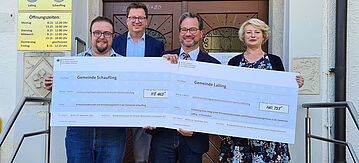 Florian Pronold überreicht Förderschecks