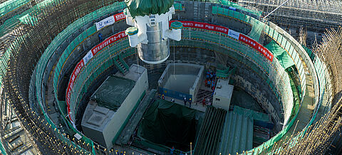 Dieses Foto zeigt die Montagehalle des Kernmoduls des weltweit ersten kommerziellen kleinen modularen Reaktors Linglong One.