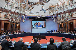 Svenja Schulze hält eine Rede im Konferenzsaal