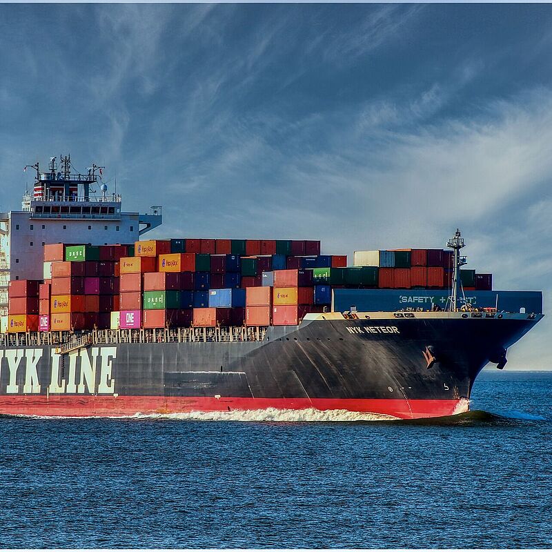 Ein Containerschiff auf dem Meer