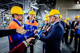 Bundesumweltminister Schneider beim Besuch von BASF. 