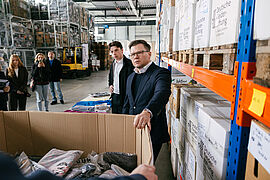 Carsten Schneider im Lager der Deutschen Kleiderstiftung