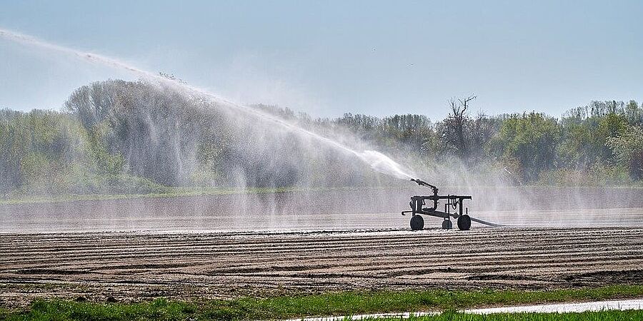 Ein Feld wird bewässert
