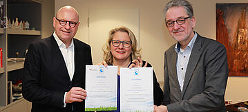 Münsters Oberbürgermeister Markus Lewe, Bundesumweltministerin Svenja Schulze, Umweltdezernent Matthias Peck bei der Zertifikatsübergabe