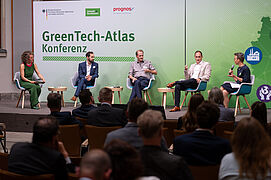 Teilnehmende des GreenTech-Altas auf der Bühne bei der Diskussion. Von links nach rechts: Moderation und Wissenschaftsjournalistin Julia Vismann, Jannis Lambert, Prognos AG, Prof. Dr. Dirk Messner, Präsident des Umweltbundesamtes (UBA), Julian Nuss, Geschäftsführer Junker Filter und Geschäftsführer CustomAIzed GmbH, Sofie Geisel, Geschäftsführerin der DIHK Service GmbH.