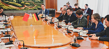 Bundesminister Schneider und Delegation im Gespräch mit NDRC-Vize Zhou Haibing