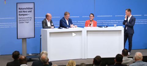 Norbert Schäffer, Jörg-Andreas Krüger, Rita Schwarzelühr-Sutter und der Moderator der Veranstaltung