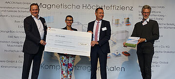 ZEI-Tec Geschäftsführer Dr. Bertram Ehmann, Rita Schwarzelühr-Sutter, Oberbürgermeister der Stadt Aalen Thilo Rentschler und Produktionsleiter der Firma ZEI-Tec Ulf Schmidtgen