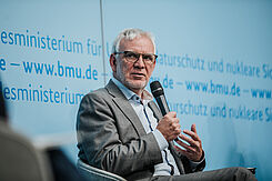 Jochen Flasbarth mit Mikrophon